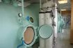 Hyperbarická komora má válcovitý tvar, díky němuž si vysloužila přezdívku „ponorka“, a mohlo v ní podstupovat terapii najednou až deset pacientů.