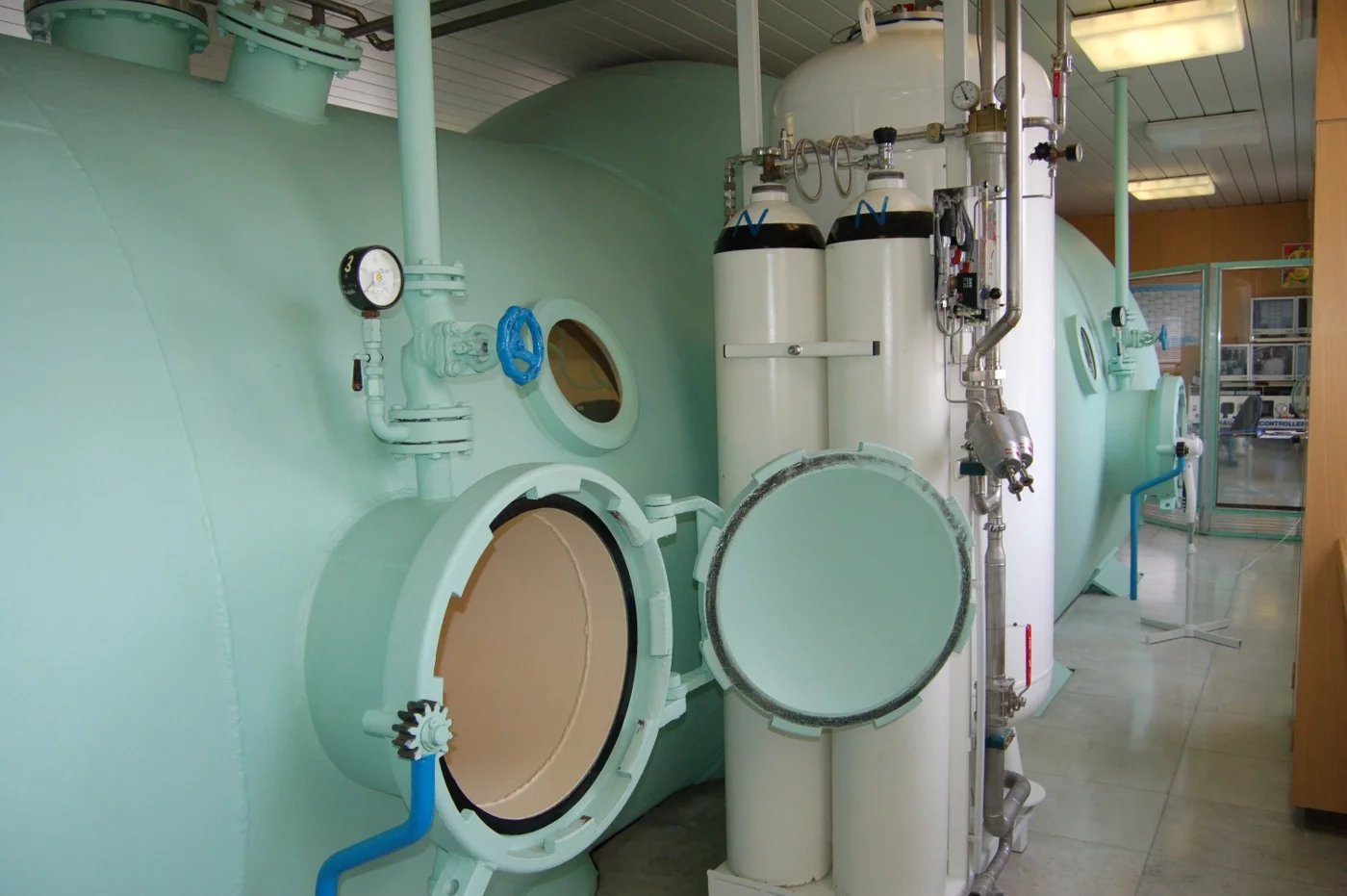 Hyperbarická komora má válcovitý tvar, díky němuž si vysloužila přezdívku „ponorka“, a mohlo v ní podstupovat terapii najednou až deset pacientů.