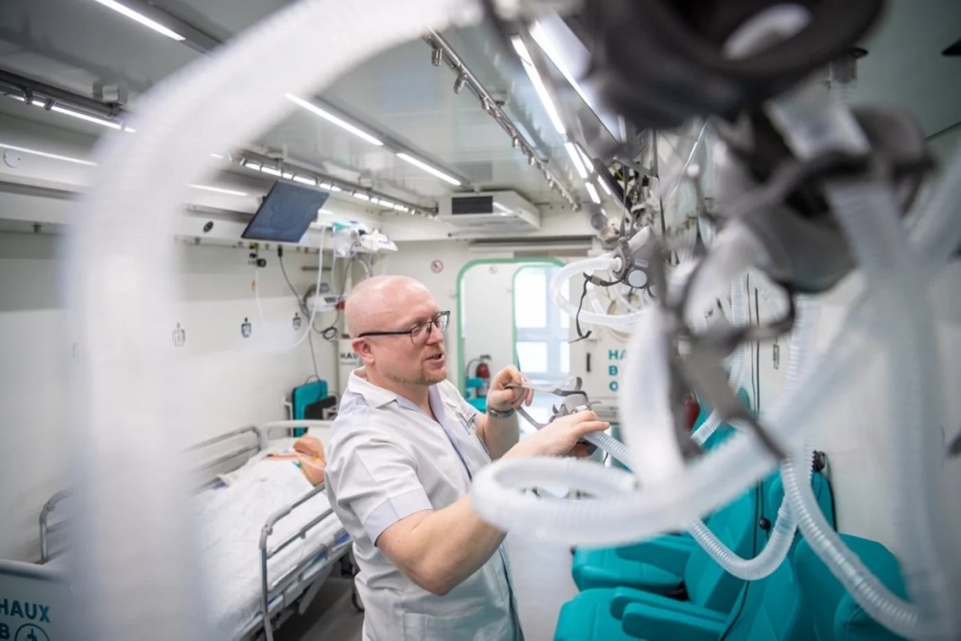 Nástupkyni historické hyperbarické komory v Městské nemocnici Ostrava uvedli do provozu na začátku března 2024.