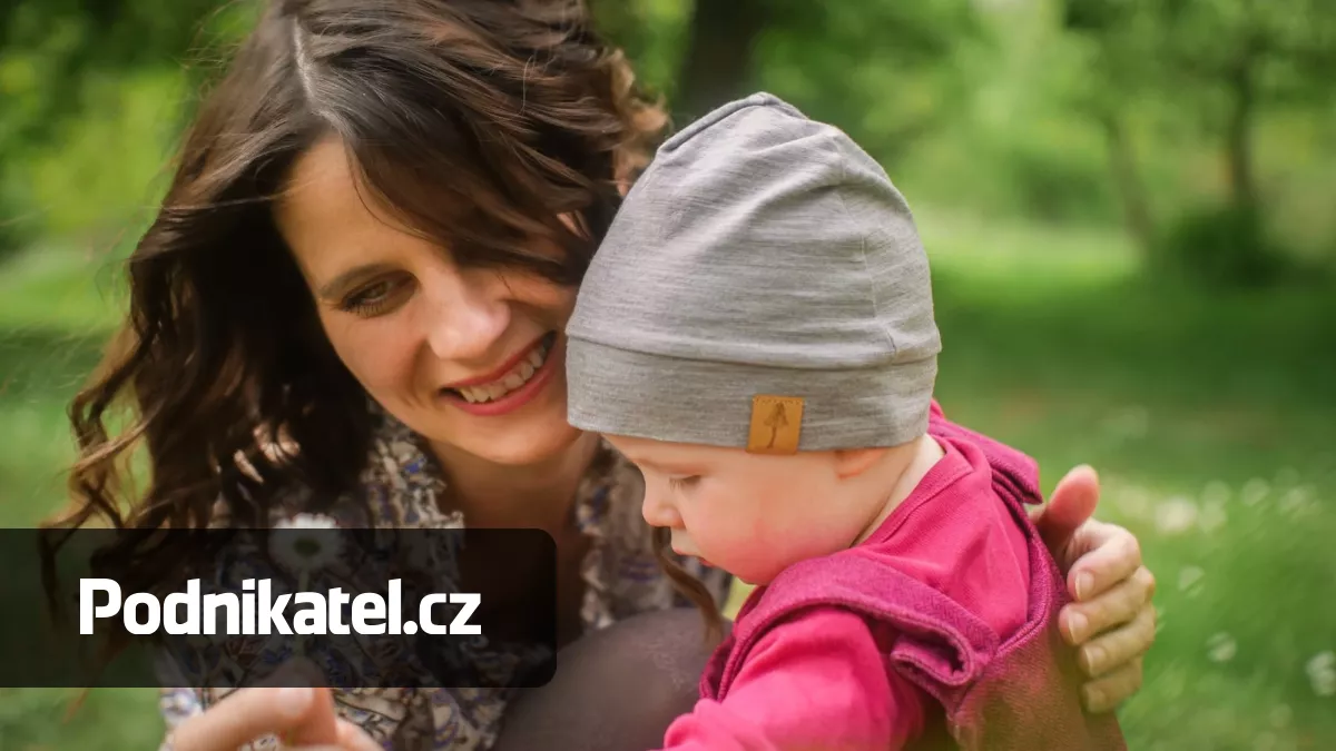 S čelovkou na hlavě a pod stanem začala šít dětské oblečení, které s dětmi roste