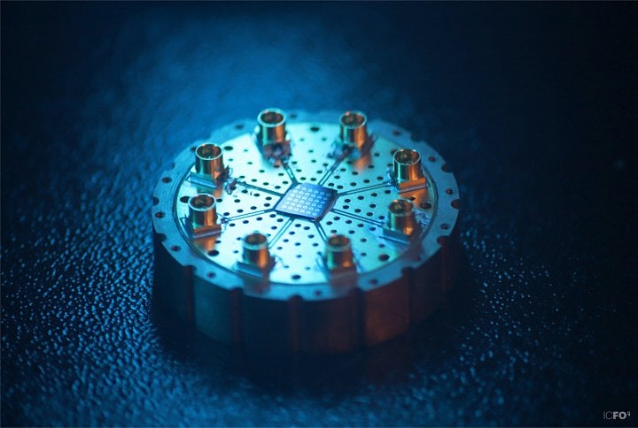 Platforma obsahující 36 mechanických resonátorů, kde při teplotách blízko nuly můžeme studovat fonony.