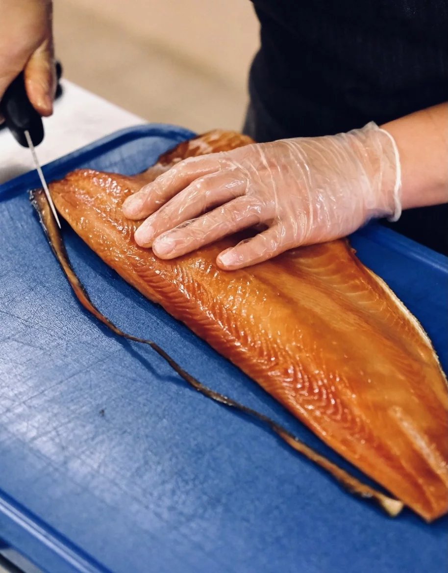 Práce s uzenou rybou (Trnečka Smoked Fish)