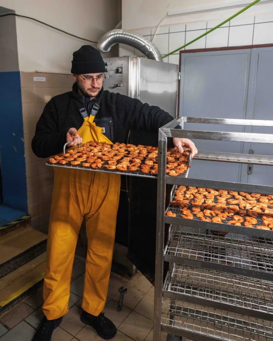 Stanislav Trnečka z Trnečka Smoked Fish u udírny