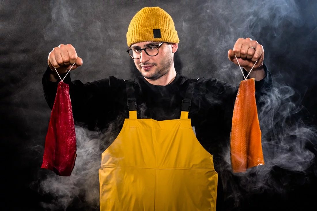 Stanislav Trnečka ze Trnečka Smoked Fish s vyuzenými rybami