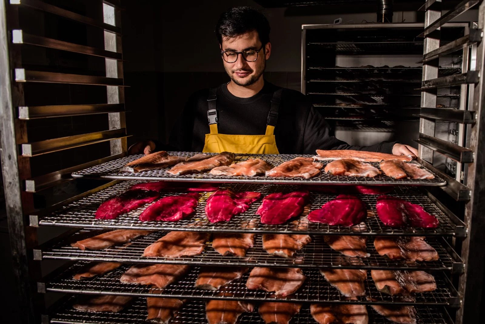 Stanislav Trnečka z Trnečka Smoked Fish u udírny