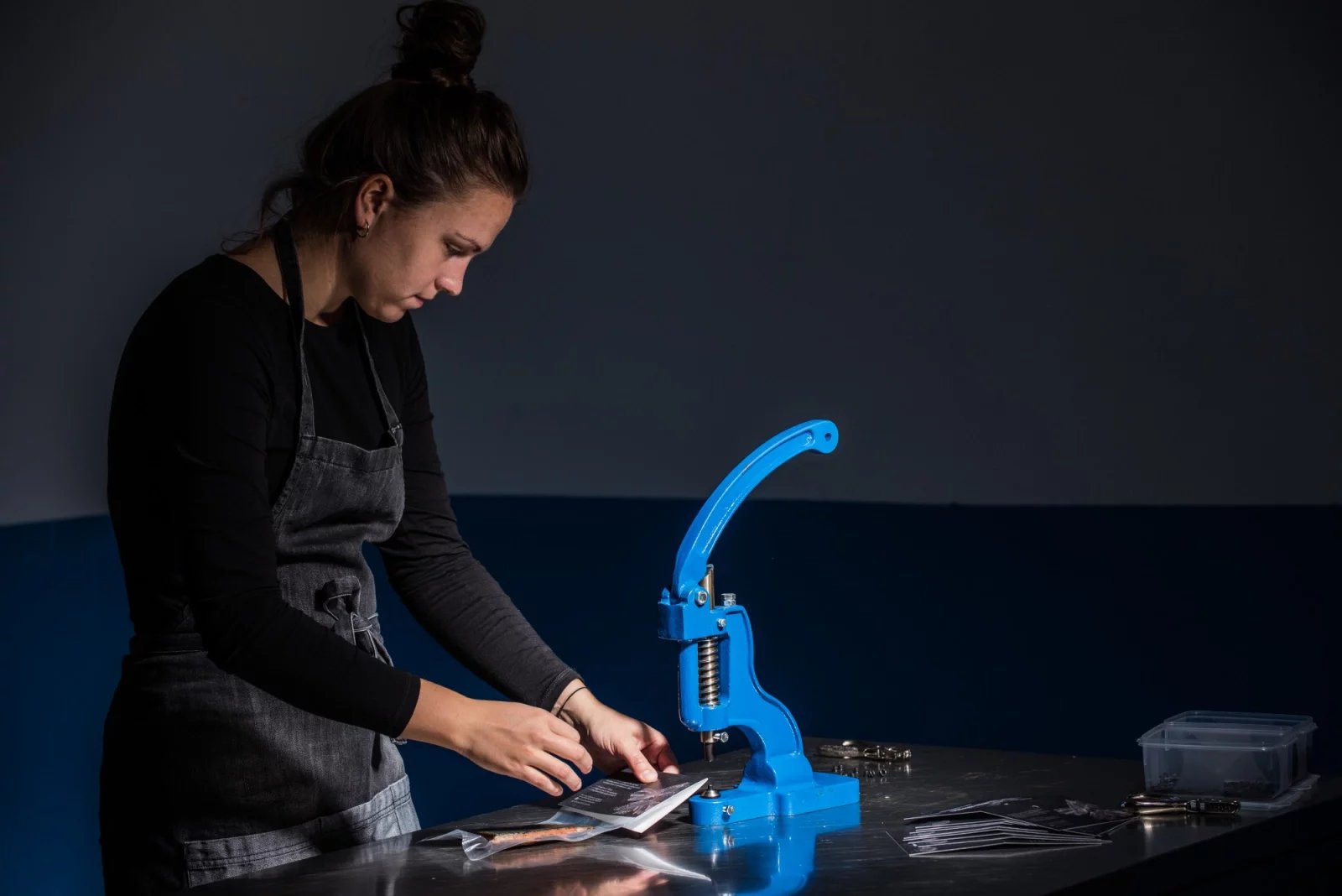 Klára Trnečková z Trnečka Smoked Fish při balení produktů