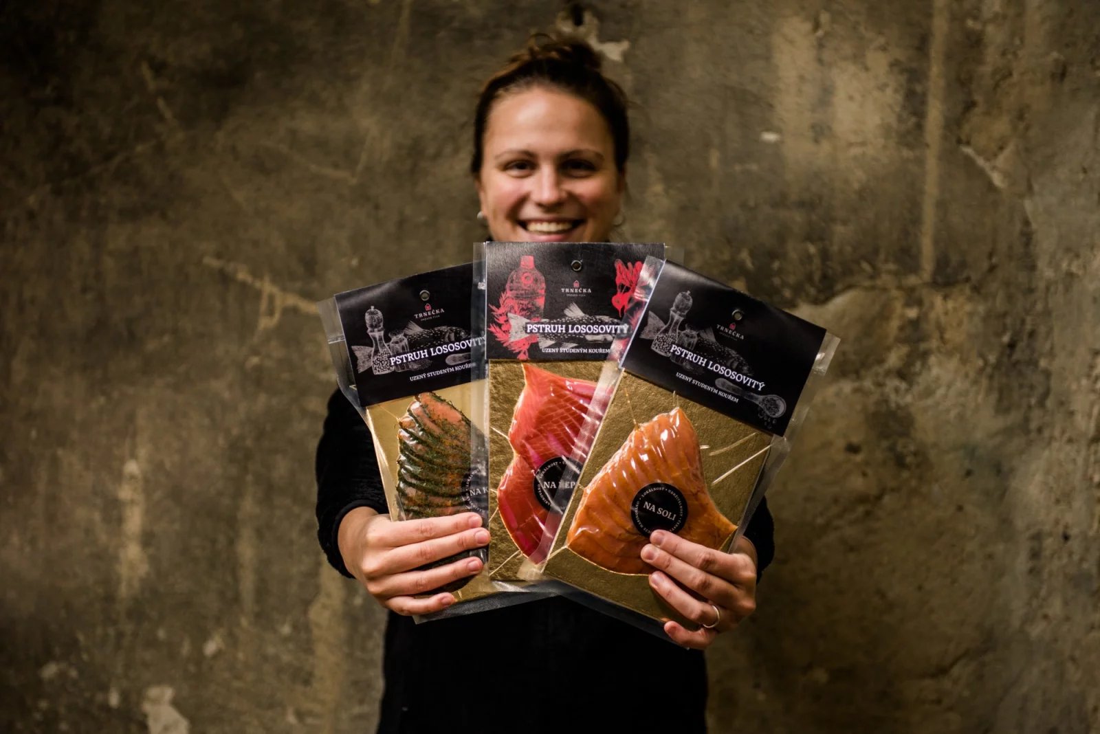 Klára Trnečková z Trnečka Smoked Fish s jejich produkty