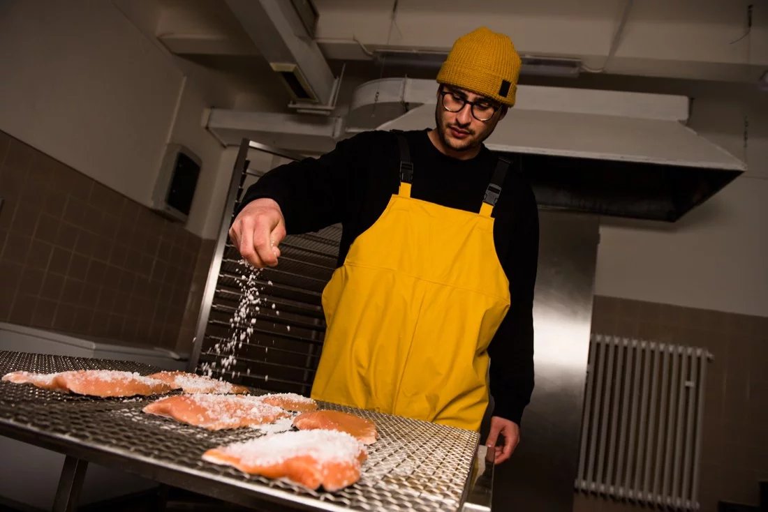 Stanislav Trnečka z Trnečka Smoked Fish solí ryby