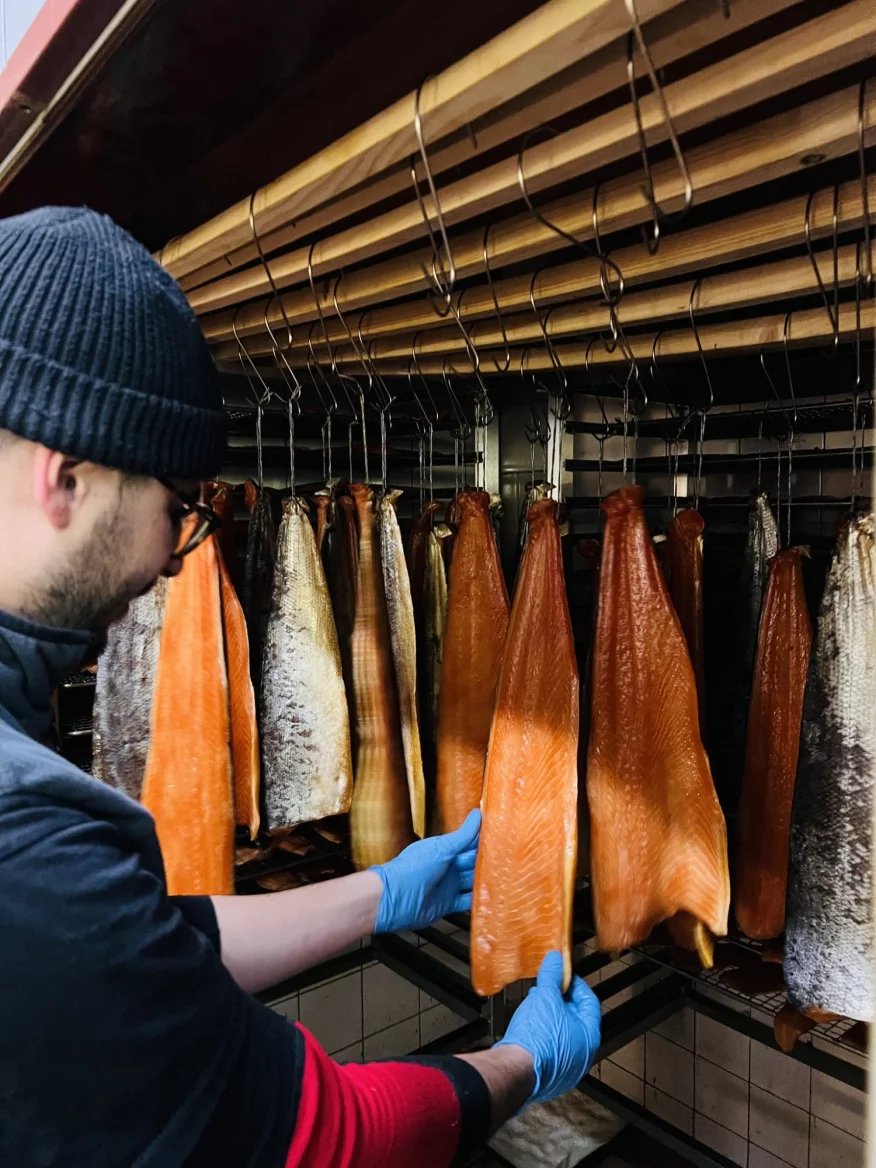 Stanislav Trnečka z Trnečka Smoked Fish u udírny