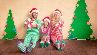 Rodina oslavuje Vánoce (ilustrační obrázek).