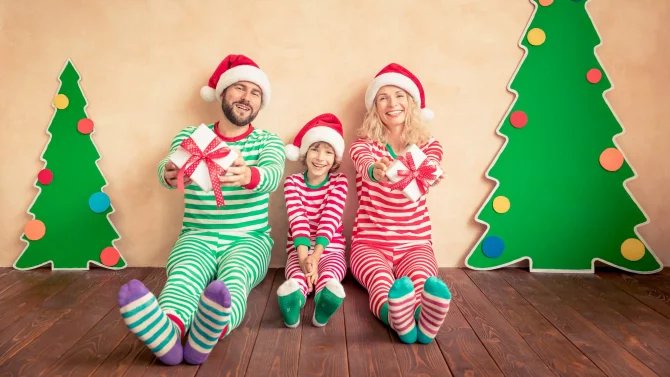 Rodina oslavuje Vánoce (ilustrační obrázek).