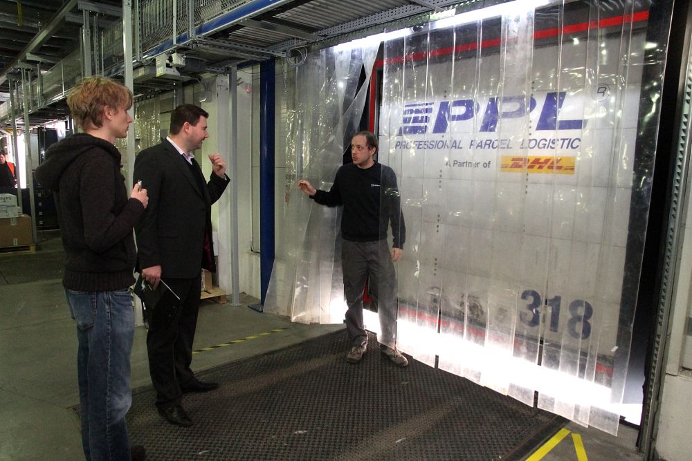 Zaměstnanci pak balíky přenesou do přistavených kontejnerů či nákladních aut. Nejvíce jich putuje k zákazníkům auty státní České pošty.