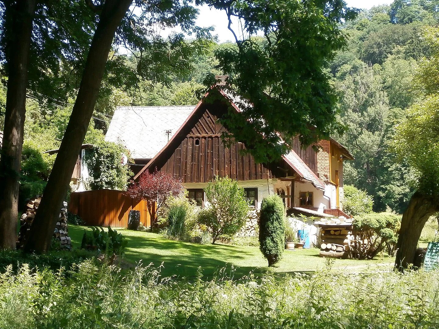 Dům ve vesnici Žernov, kam Němcová zasadila povídkový obraz Dlouhá noc