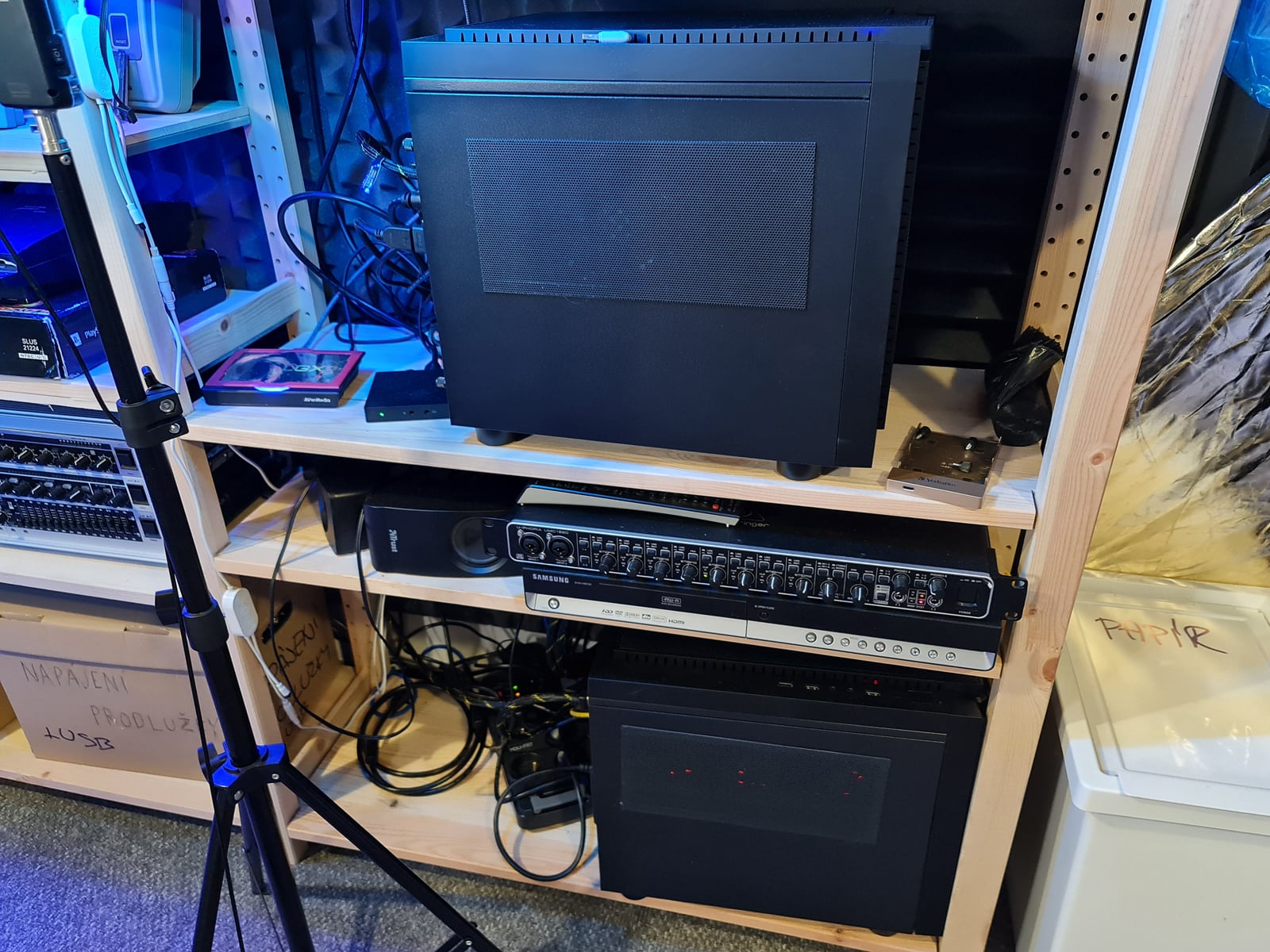 Retro Nation: studio a historický hardware