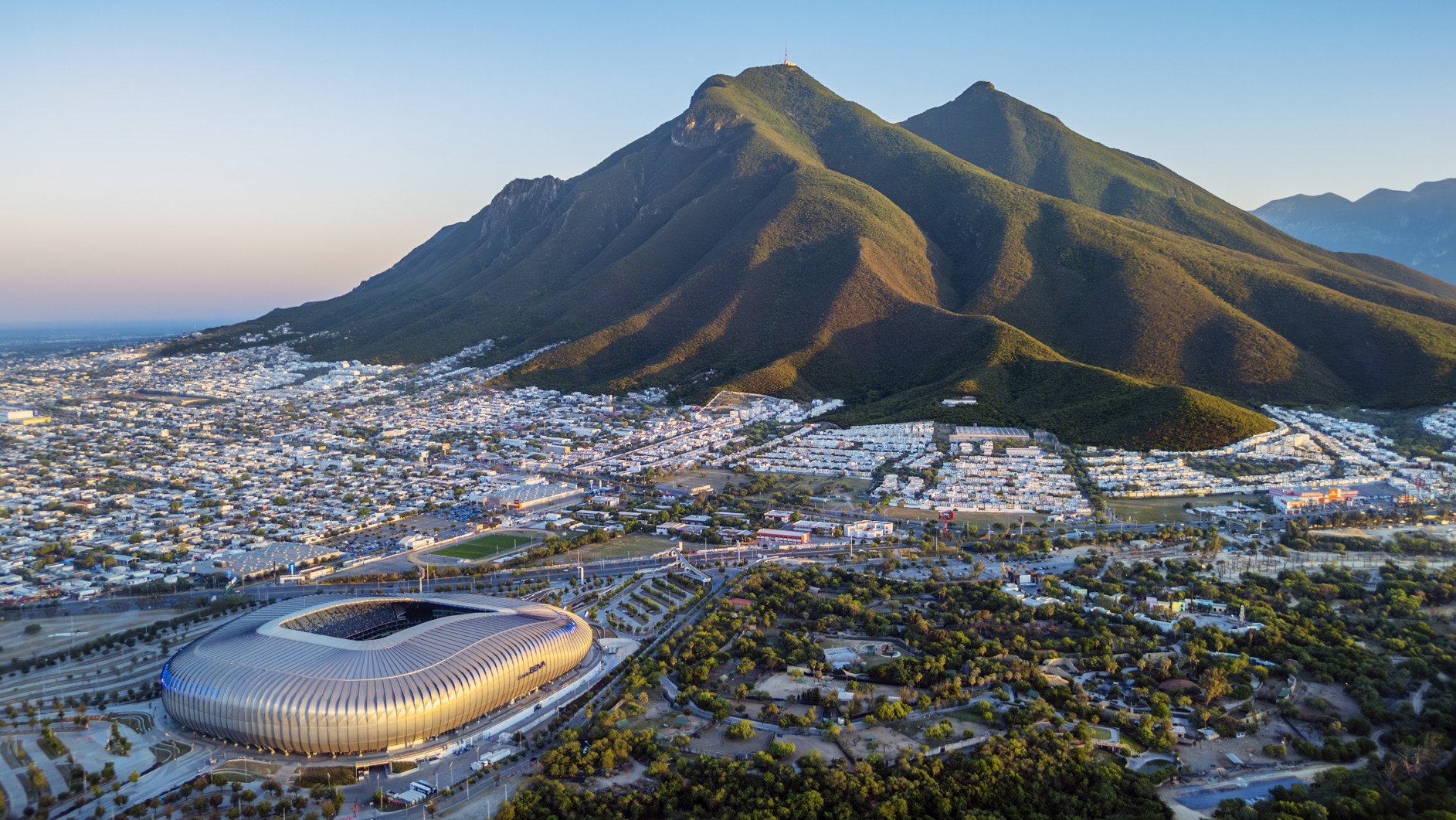 Stadion BBVA v mexickém Monterrey, který bude hostit zápasy mistrovství světa ve fotbale 2026. V pozadí ikonická hora Cerro de la Silla.