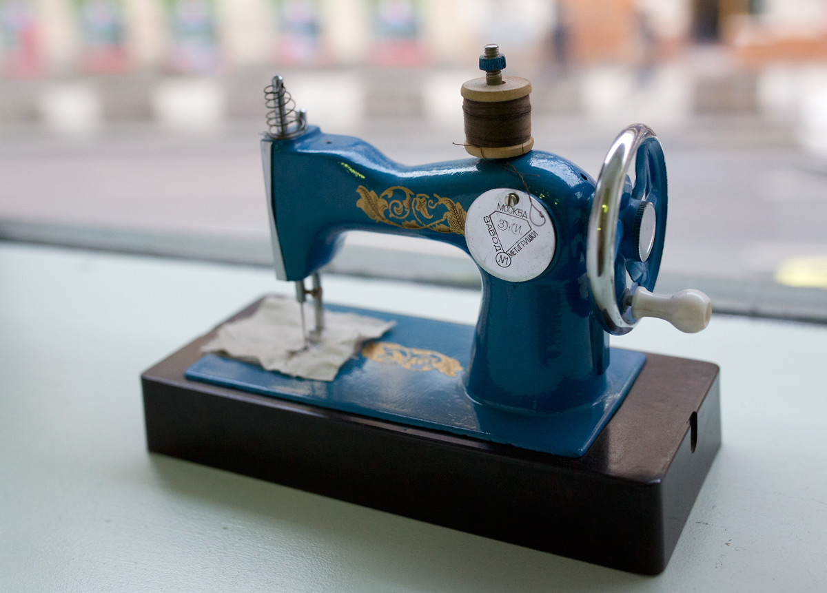 Nahlédněte do první půjčovny společenských šatů v Česku.