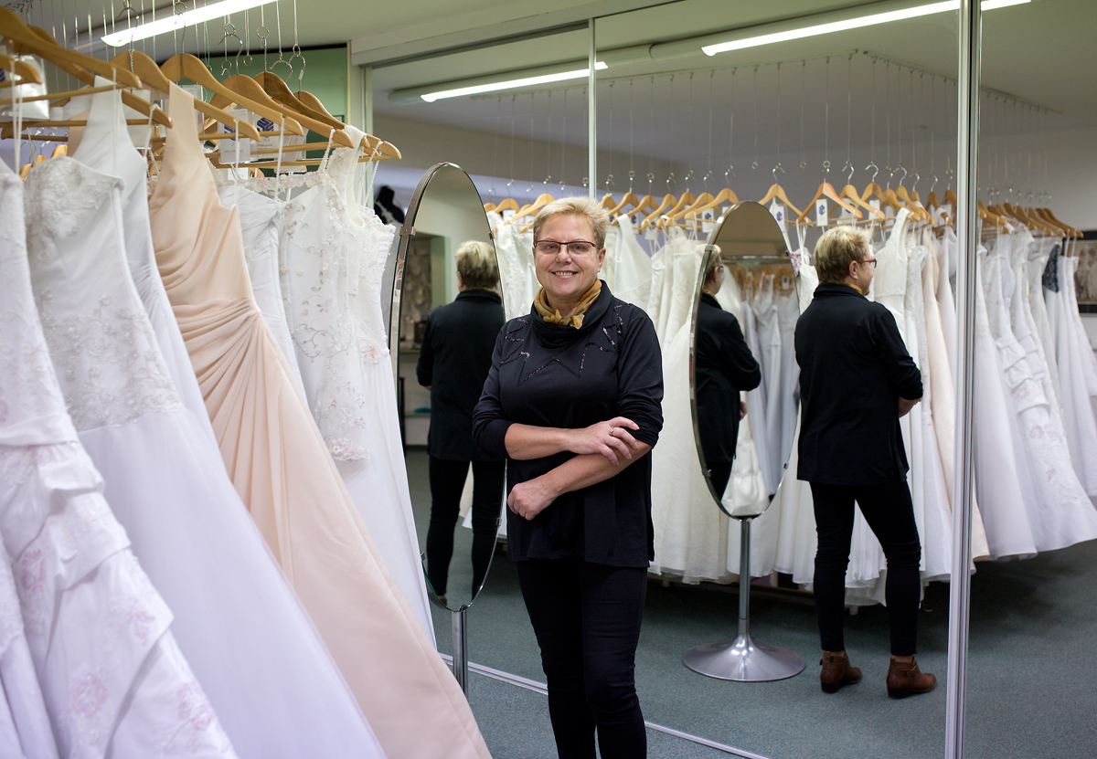 Nahlédněte do první půjčovny společenských šatů v Česku.