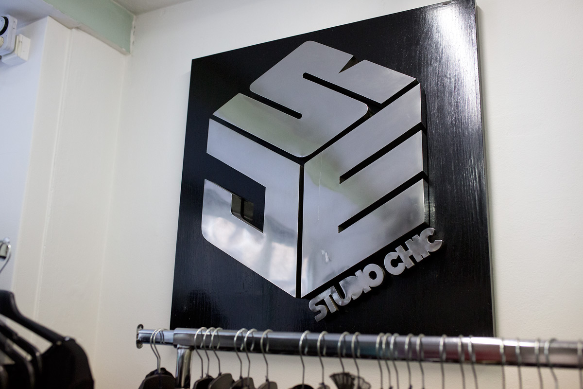 Nahlédněte do první půjčovny společenských šatů v Česku.