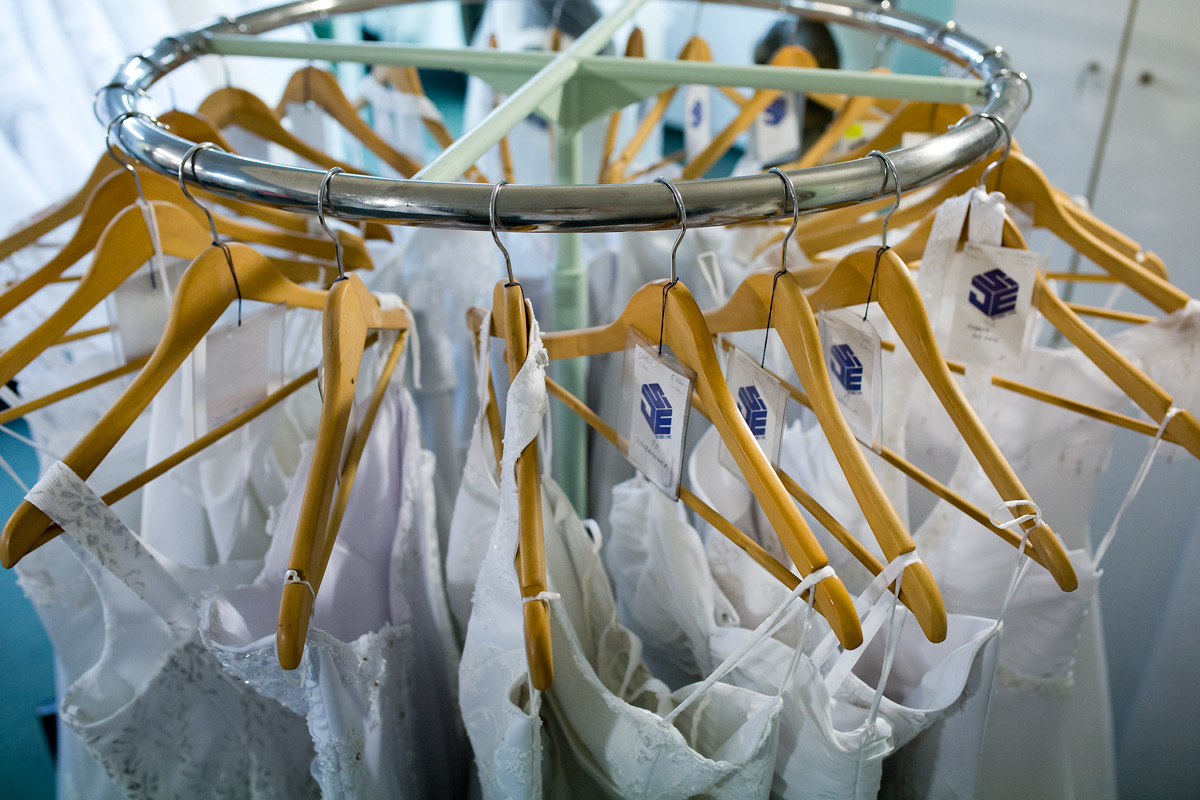 Nahlédněte do první půjčovny společenských šatů v Česku.