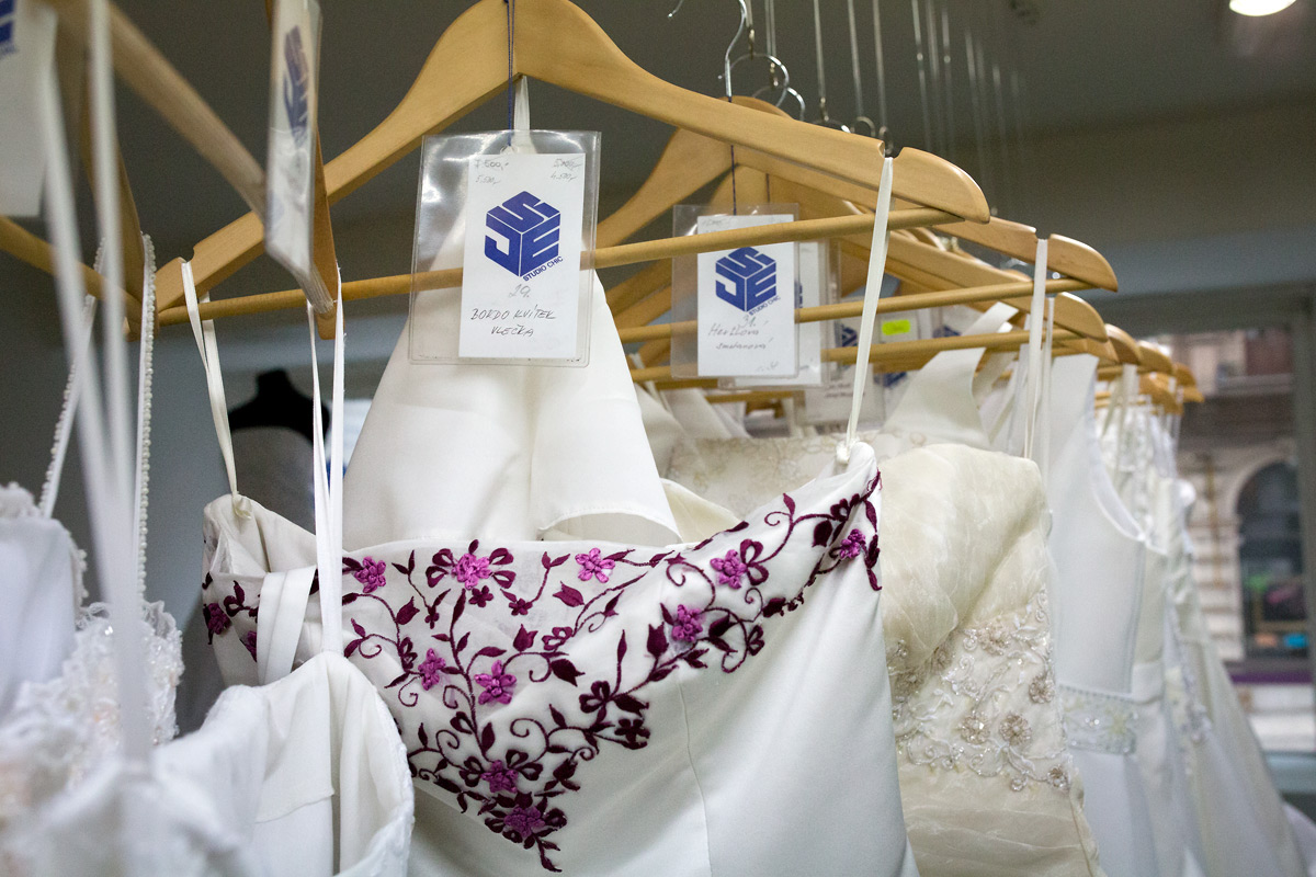 Nahlédněte do první půjčovny společenských šatů v Česku.