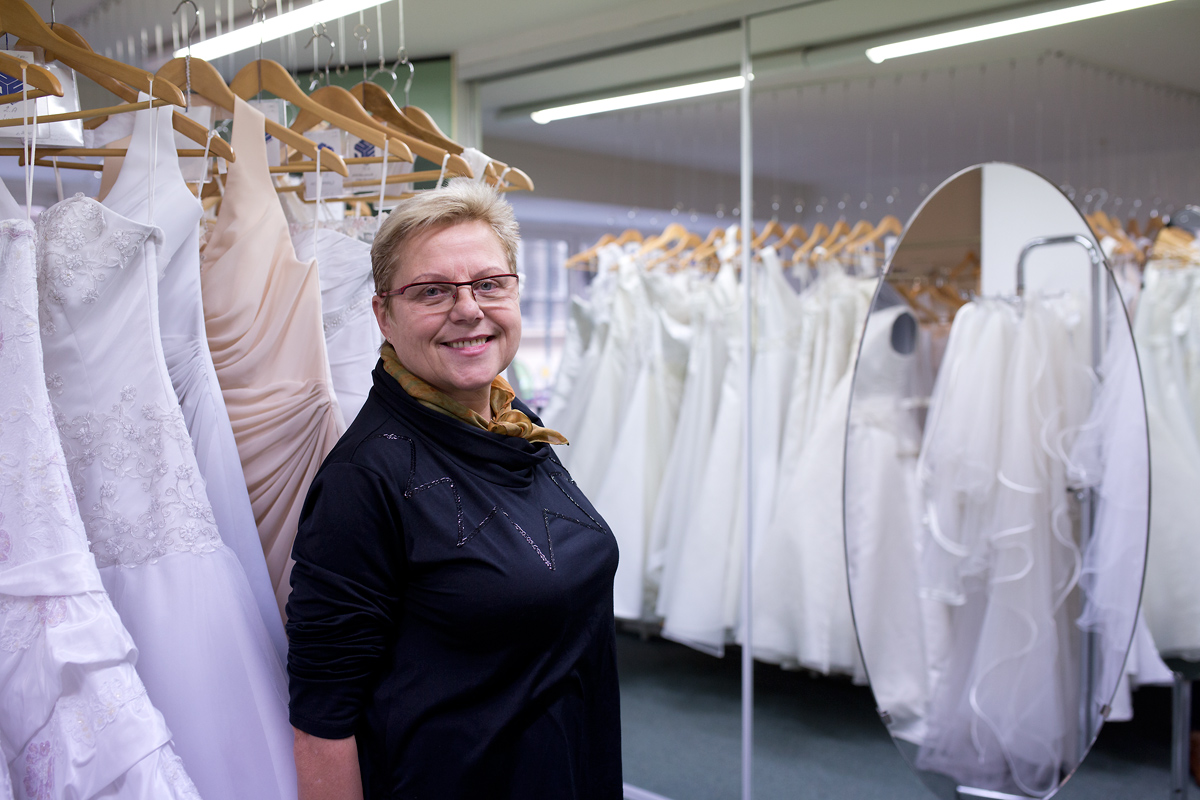 Nahlédněte do první půjčovny společenských šatů v Česku.