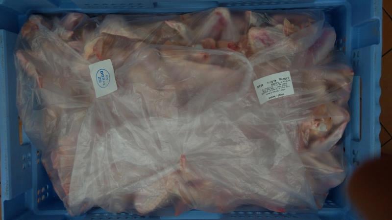 57 nálezů v kategorii nebezpečných potravin. Výrobna DRŮBEŽÍ SEN, Modlany, kuřecí křídla čerstvá. V čerstvých chlazených kuřecích křídlech byla zjištěna patogenní bakterie Salmonella enteritidis. Tato bakterie způsobuje onemocnění salmonelóza.