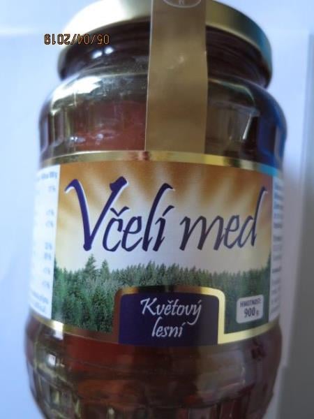 Falšované potraviny - Včelí med květový lesní. V medu byl zjištěn nepřirozeně vysoký obsah škrobu. Do medu se s výjimkou jiného druhu medu nesmí přidávat žádné jiné látky, ani látky přídatné.