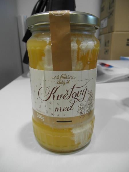 Falšované potraviny - ZLATÝ ÚL, VČELÍ MED KVĚTOVÝ. Ve výrobku byl zjištěn nepovolený přídavek sladidel. Do medu se s výjimkou jiného druhu medu nesmí přidávat žádné jiné látky, ani látky přídatné.