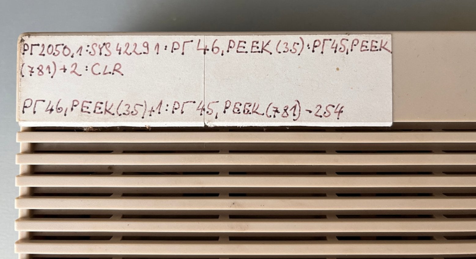 Detail na samolepku s rukou napsanými příkazy.