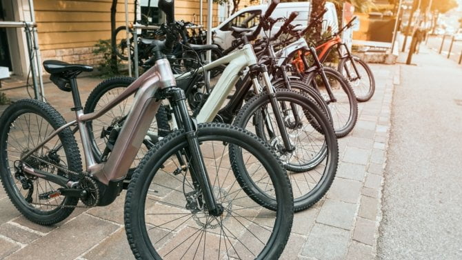 Pohled na elektrokola u půjčovny