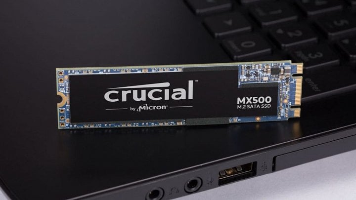 crucial-mx500-ssd-m2-modul-notebook-ilustrace