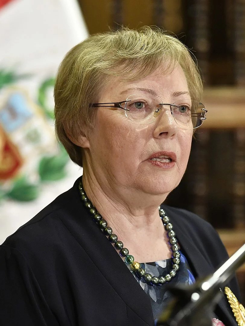 Juliane Margaret Beate Koepcke na snínku z roku 2019. Dcera německých zoologů Marie a Hanse-Wilhelma Koepckeových se proslavila ve věku 17 let jako jediná přeživší letecké havárie letu LANSA 508 v roce 1971, který po zásahu bleskem spadl do amazonské džungle. Sama se později rovněž stala zooložkou.