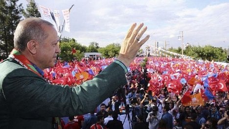 Náhledový obrázek - Erdogan obhájil mandát už v prvním kole, soupeř uznal porážku