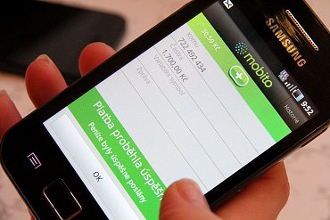 Před platbou je nutné uvést telefonní číslo příjemce. Buď zadáním čísla nebo výběrem kontaktu ze seznamu.