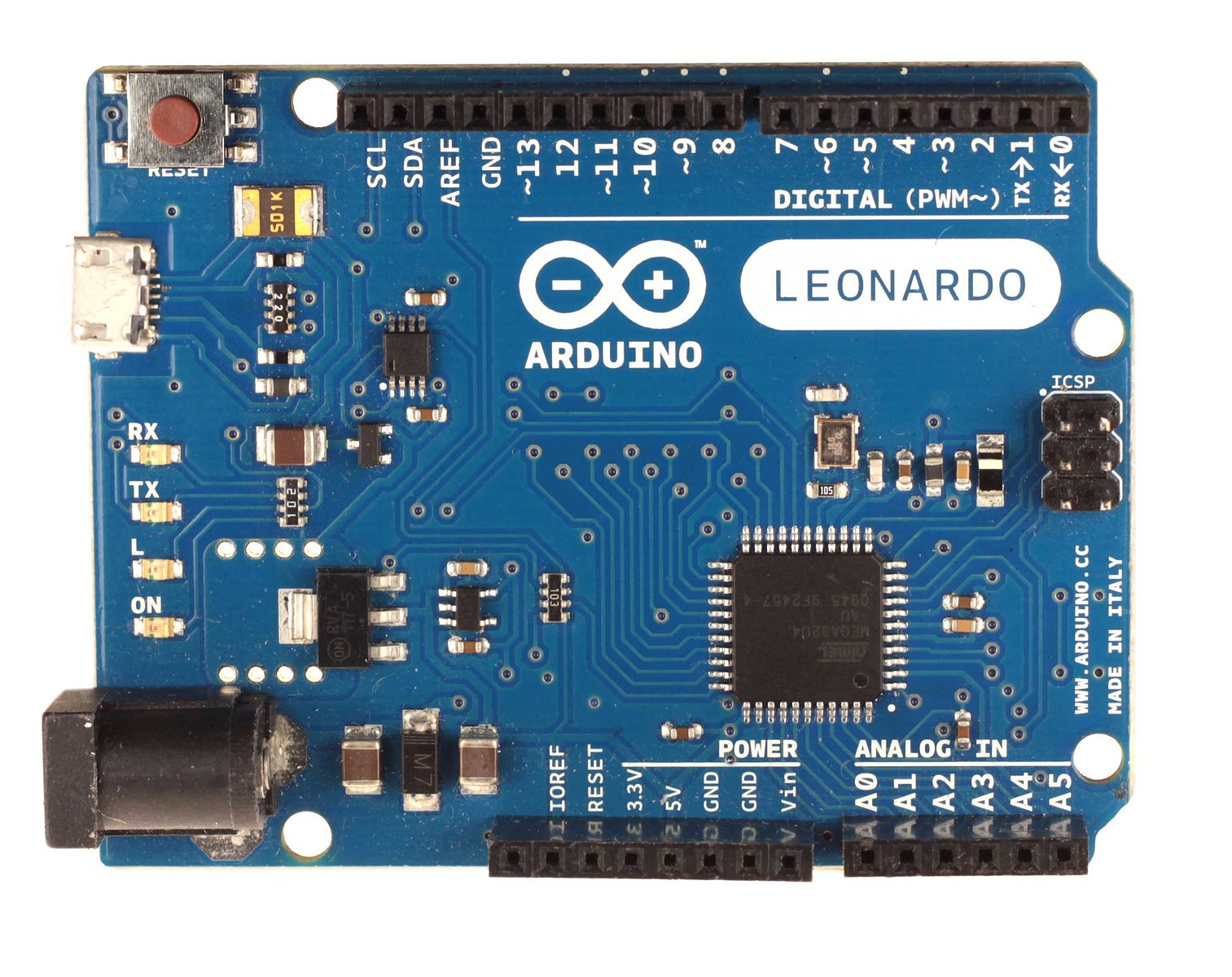 Pokud je váš geek velký bastlíř, rád si hraje s dráty a divnými součástkami, určitě mu kupte Arduino. Existuje jich nepřeberné množství, ale všechna poskytují mnoho zábavy i praktického využití.