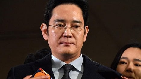 Náhledový obrázek - Šéfa Samsungu čeká obvinění. Vedle korupce i z křivého svědectví