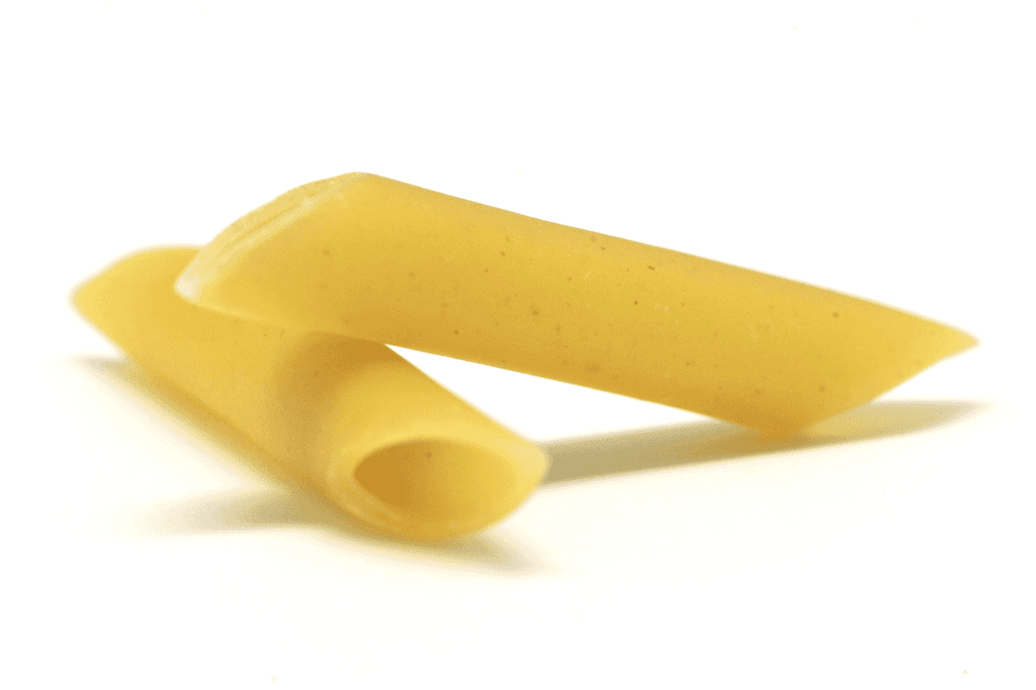penne: široké kratší rourky se zkosenými okraji