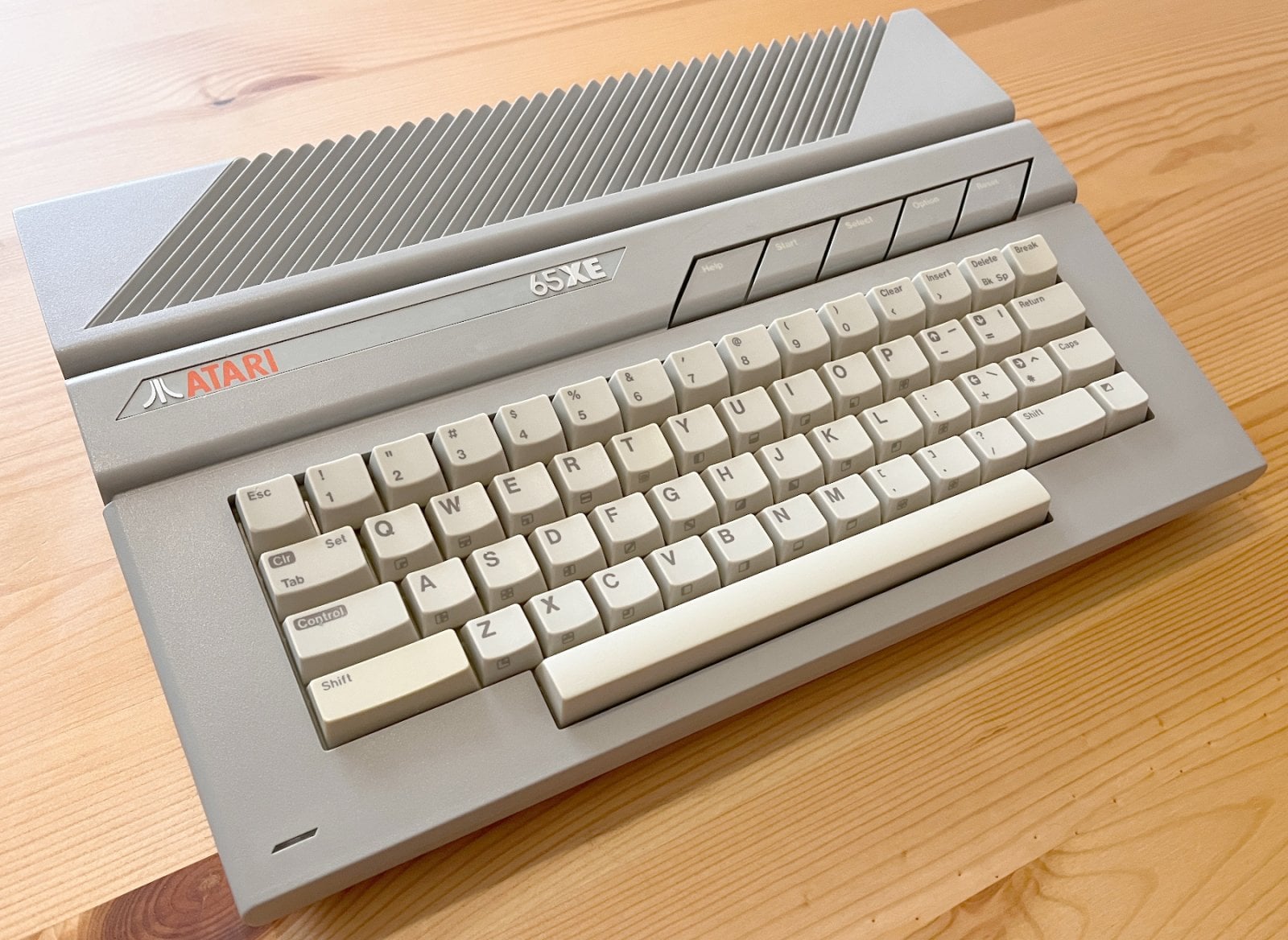 Dokončená 65XE. Zde trochu zůstalo žažloutnutí na klávesách SHIFT, které z nějakého důvodu bylo extrémně větší, než na zbytku klávesnice.
