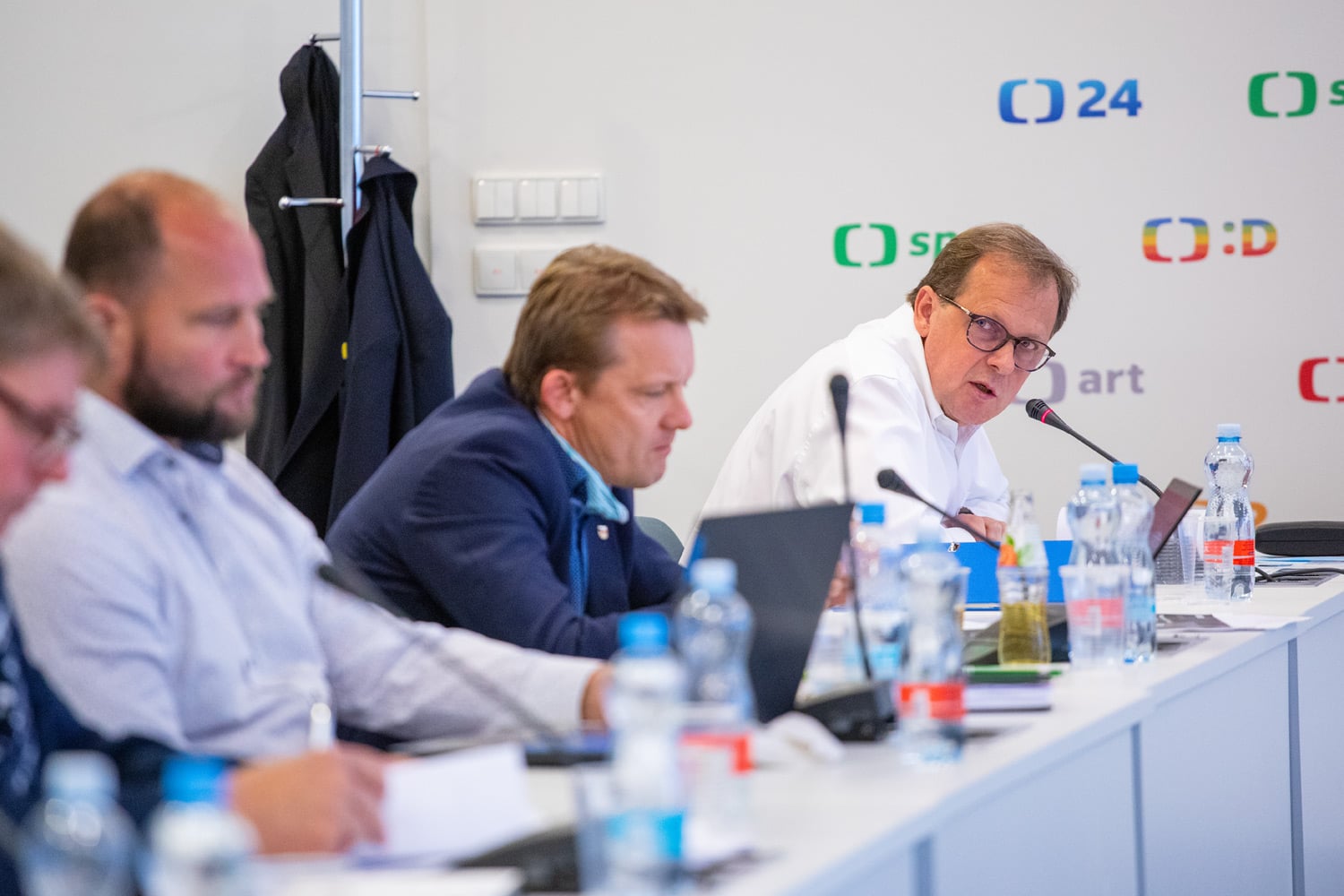 Generální ředitel České televize Petr Dvořák (vpravo) odpovídá na dotazy.