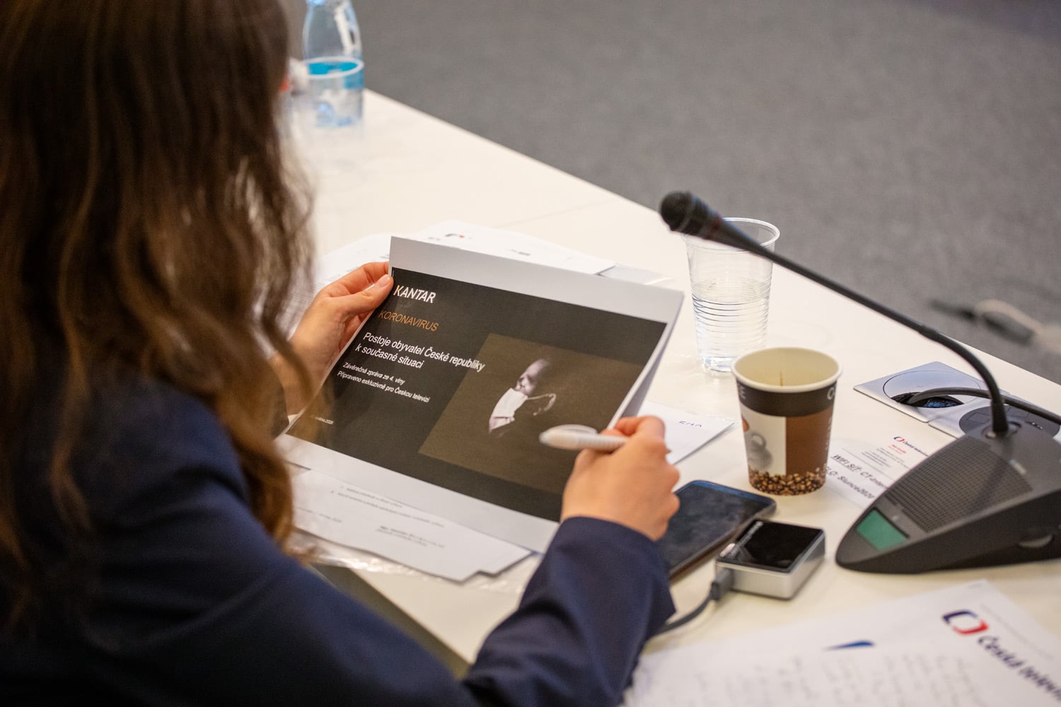 Nová členka Rady ČT studuje podklady k zasedání.