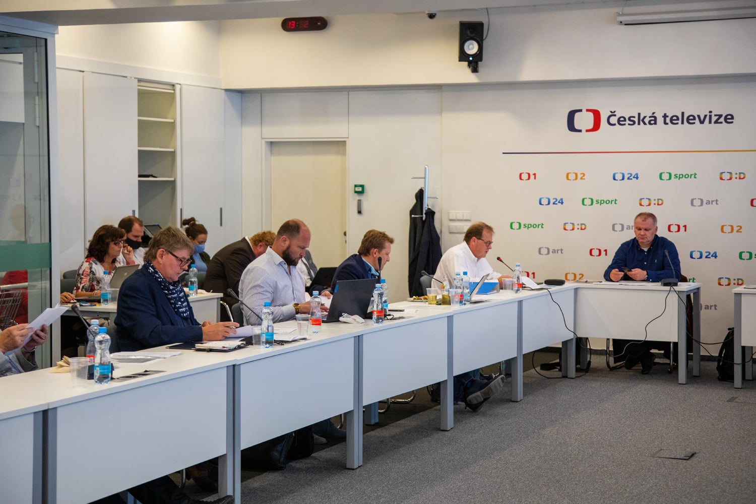 Členové Rady ČT Vladimír Karmazín, Jiří Šlégr, Martin Doktor a René Kühn při vystoupení generálního ředitele Petra Dvořáka (uprostřed v bílé košili).