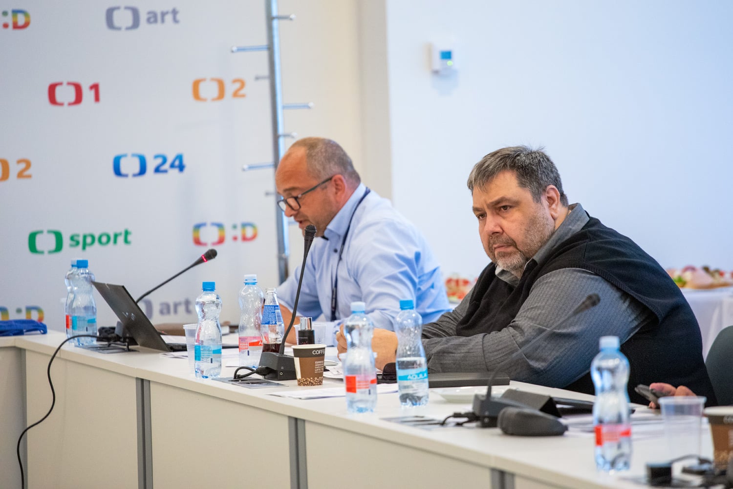 Moderátora Lubomíra Veselého (vpravo) vybrali poslanci do Rady ČT na konci května 2020.