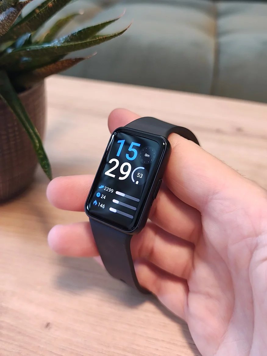 Hlavní dominantou je 1,6" AMOLED displej s výbornou čitelností na přímém slunci