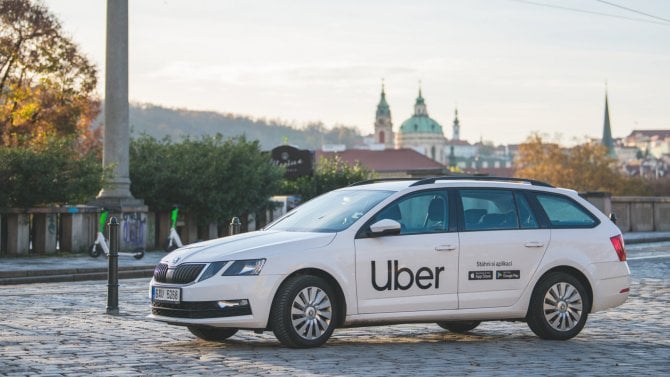 Uber pro seniory. Aplikace pro přepravu spouští nové účty