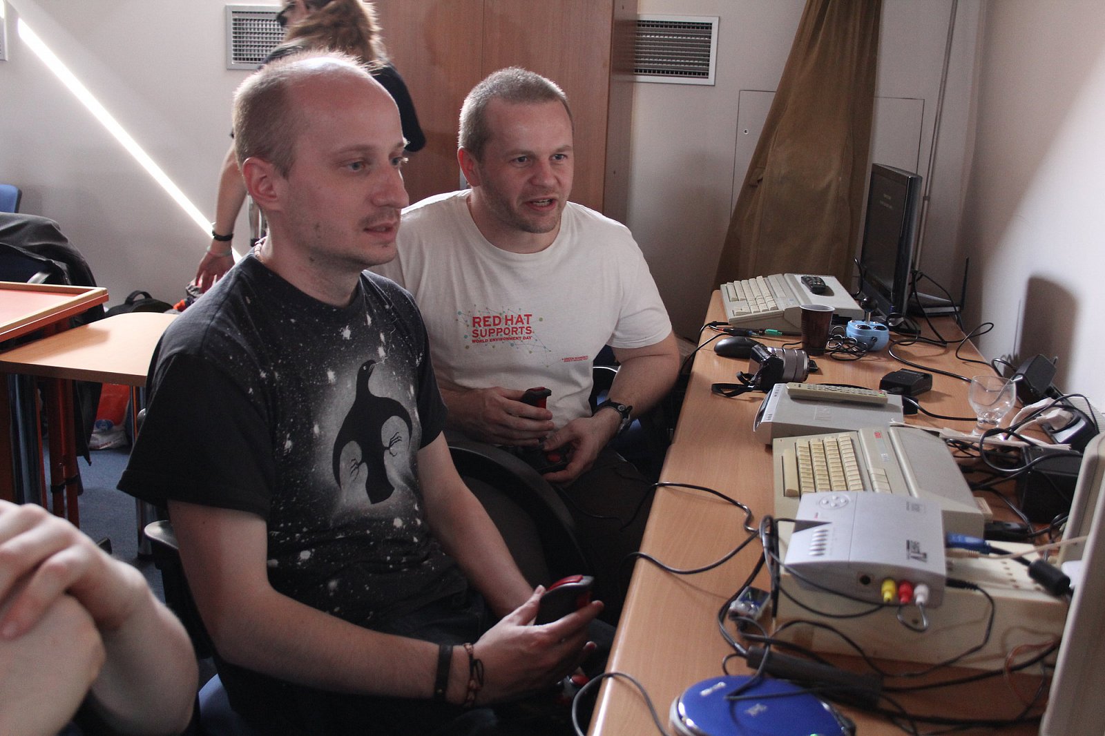 Známé tváře nadšeně testují joysticky.