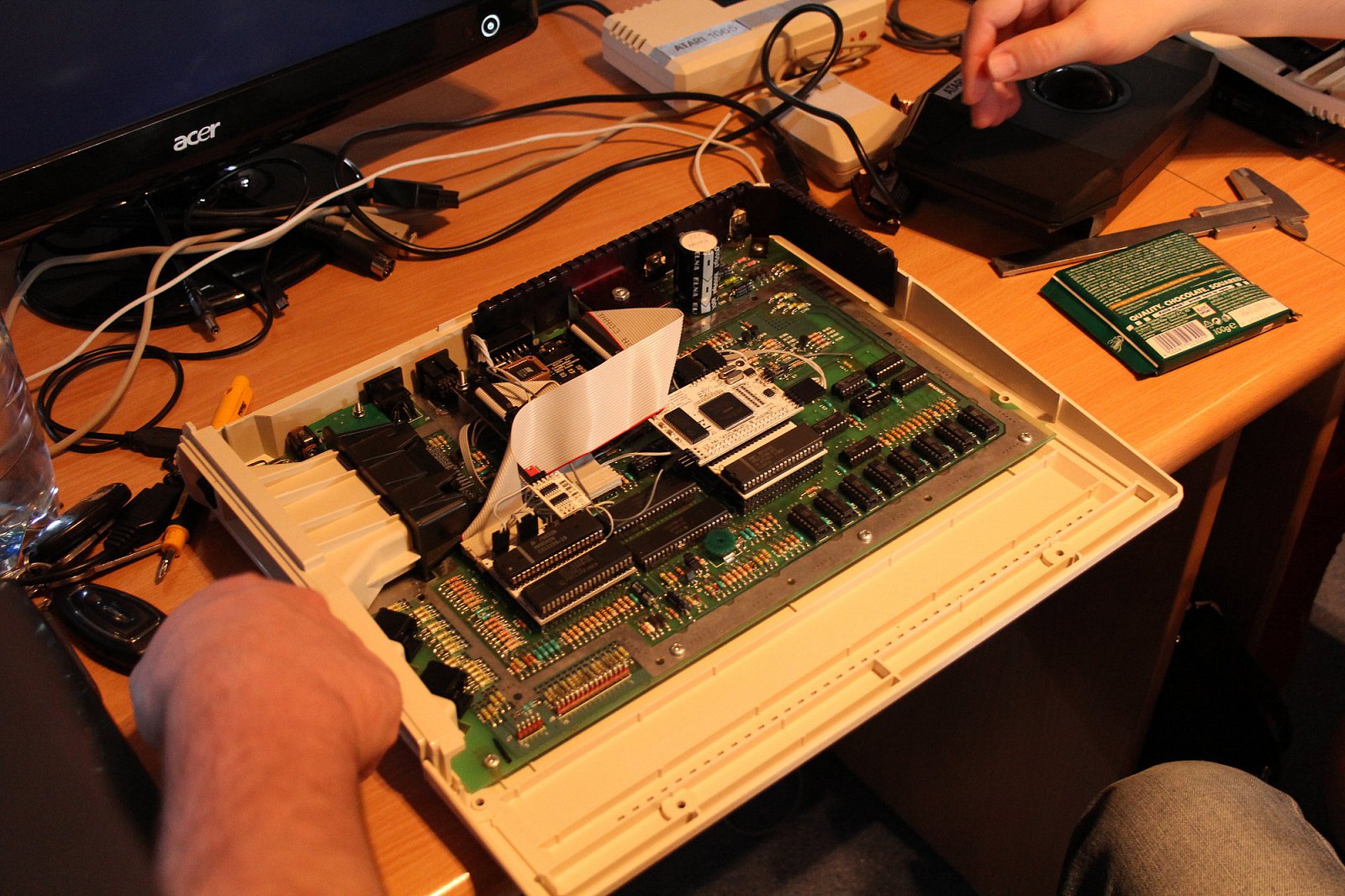 Takto vypadá vevnitř Atari 1200XL s úpravami VBXE a rozšířením RAM.