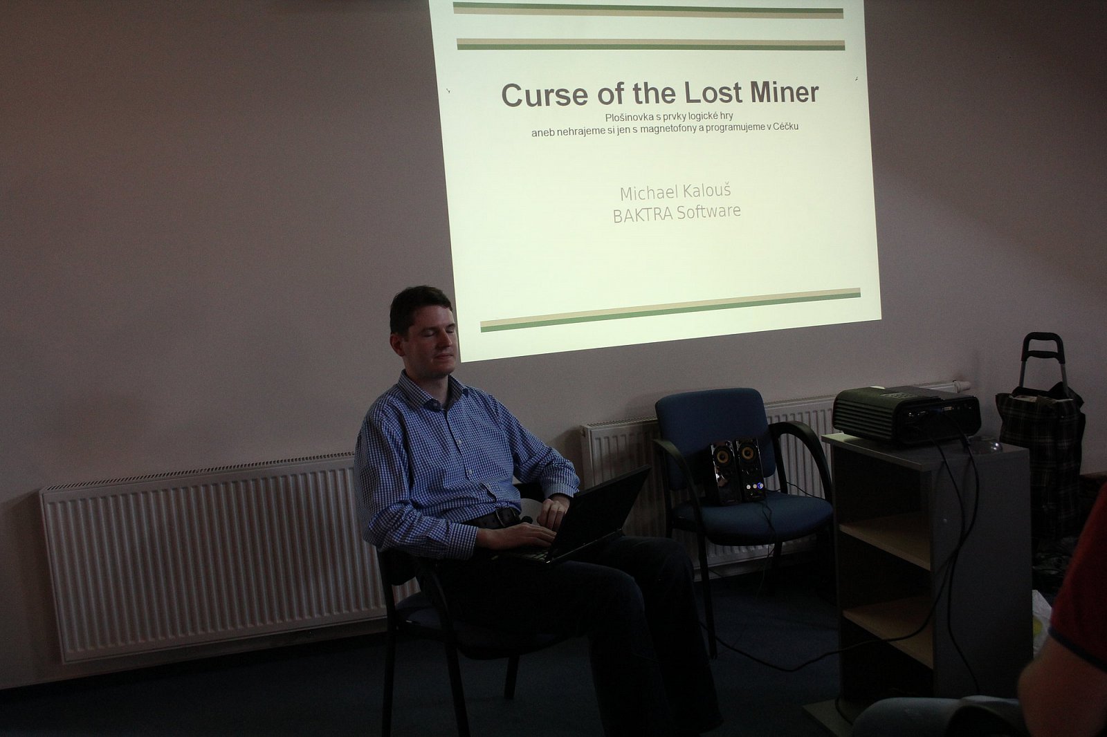 První sobotní přednáška Michaela Kalouše představila jeho novou hru Prokletí ztraceného horníka, naprogramované v <a href="http://www.cc65.org/">cc65</a>.