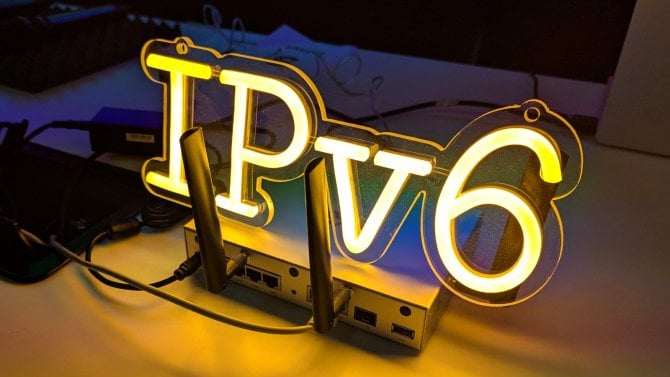 Neonový nápis IPv6 u routeru Turris Omnia