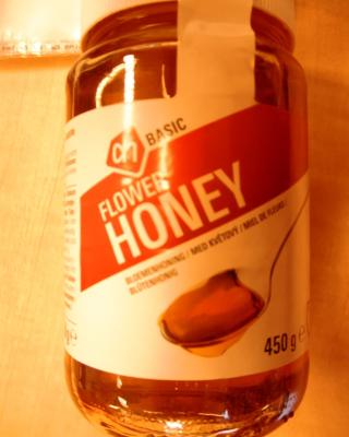 Flower Honey,med květový. Kategorie: Nejakostní potraviny. Nevyhovující parametr:
hydroxymethylfurfural (HMF), enzym diastáza. Obsah látky hydroxymethylfurfural byl vyšší, než připouští příslušný právní předpis. Hydroxymethylfurfural (HMF) je látka, která vzniká například při vyšších teplotách během zpracování medu. Med nevyhověl legislativním požadavkům na aktivitu enzymu diastáza. Aktivita enzymu klesá například stárnutím medu. Země výroby: Netherlands. Místo kontroly: AHOLD Czech Republic, a.s.
Pardubice