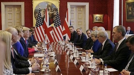 Náhledový obrázek - Trump se v Británii sešel s Mayovou. Řeší obchodní dohodu, životní prostředí i Huawei